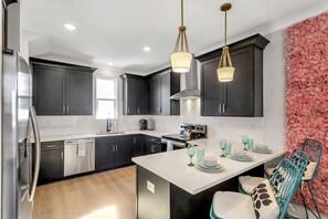 ثلاجة، ميكروويف، فرن، موقد طهي مسطح