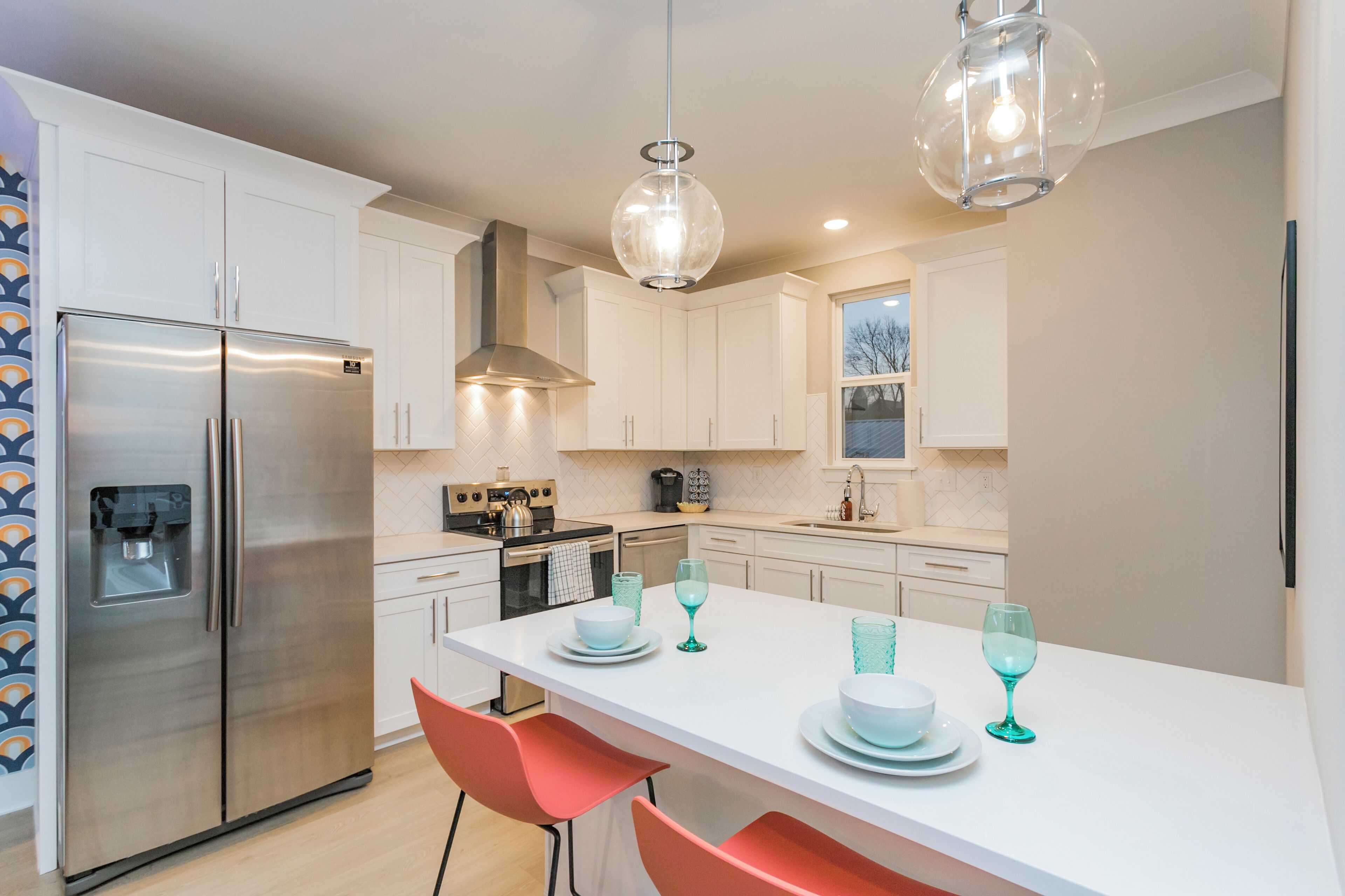 冷蔵庫、電子レンジ、オーブン、コンロ