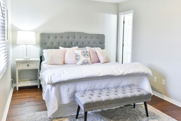 Desk, iron/ironing board, WiFi, bed sheets