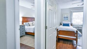 3 bedrooms, desk, iron/ironing board, WiFi