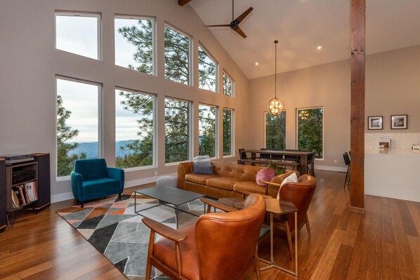 TV, fireplace, DVD player - Aerial Ascent Yosemite (Yosemite National Park)