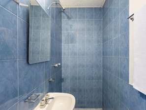 Ducha, toallas, jabón, shampoo
