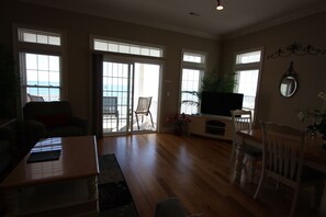 Smart TV, computer monitors