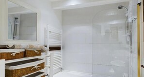 Chaumière | Salle de bain | Ensemble baignoire-douche, baignoire profonde, séchoir à cheveux