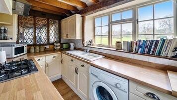 Cottage | Private kitchen | Fridge, microwave, oven, stovetop