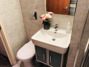 Apartment | Bathroom sink