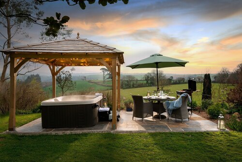 Linhay a luxury retreat for 2 with stunning rural views, private hot tub & EV