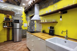 Wasserkocher, Toaster, Kaffeemühle, Küchenrolle