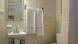 Standard Room | Bathroom - Hotel Regis (Monterrey)