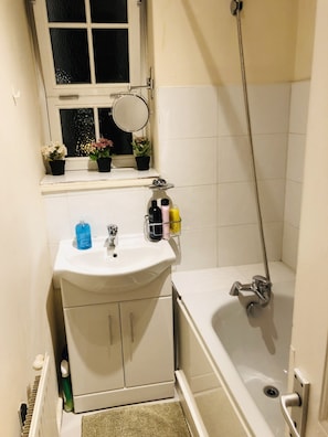 Articles de toilette gratuits, sĂšche-cheveux, serviettes fournies