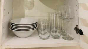Kjøleskap, mikrobølgeovn, ovn og oppvaskmaskin