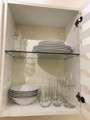 Grand réfrigérateur, micro-ondes, four, lave-vaisselle