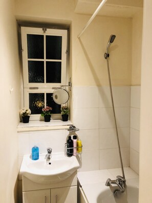 Free toiletries, hair dryer, towels - 3bed apartment next to eurostar station (London)