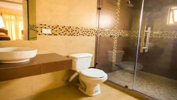 Habitación familiar | Baño | Regadera y toallas