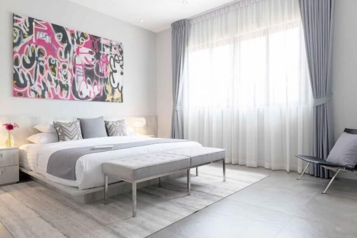 4 bedrooms, Egyptian cotton sheets, premium bedding, minibar