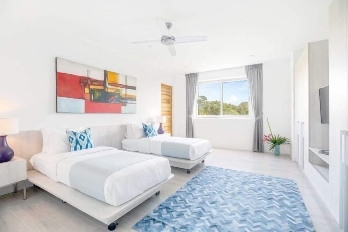 4 bedrooms, Egyptian cotton sheets, premium bedding, minibar