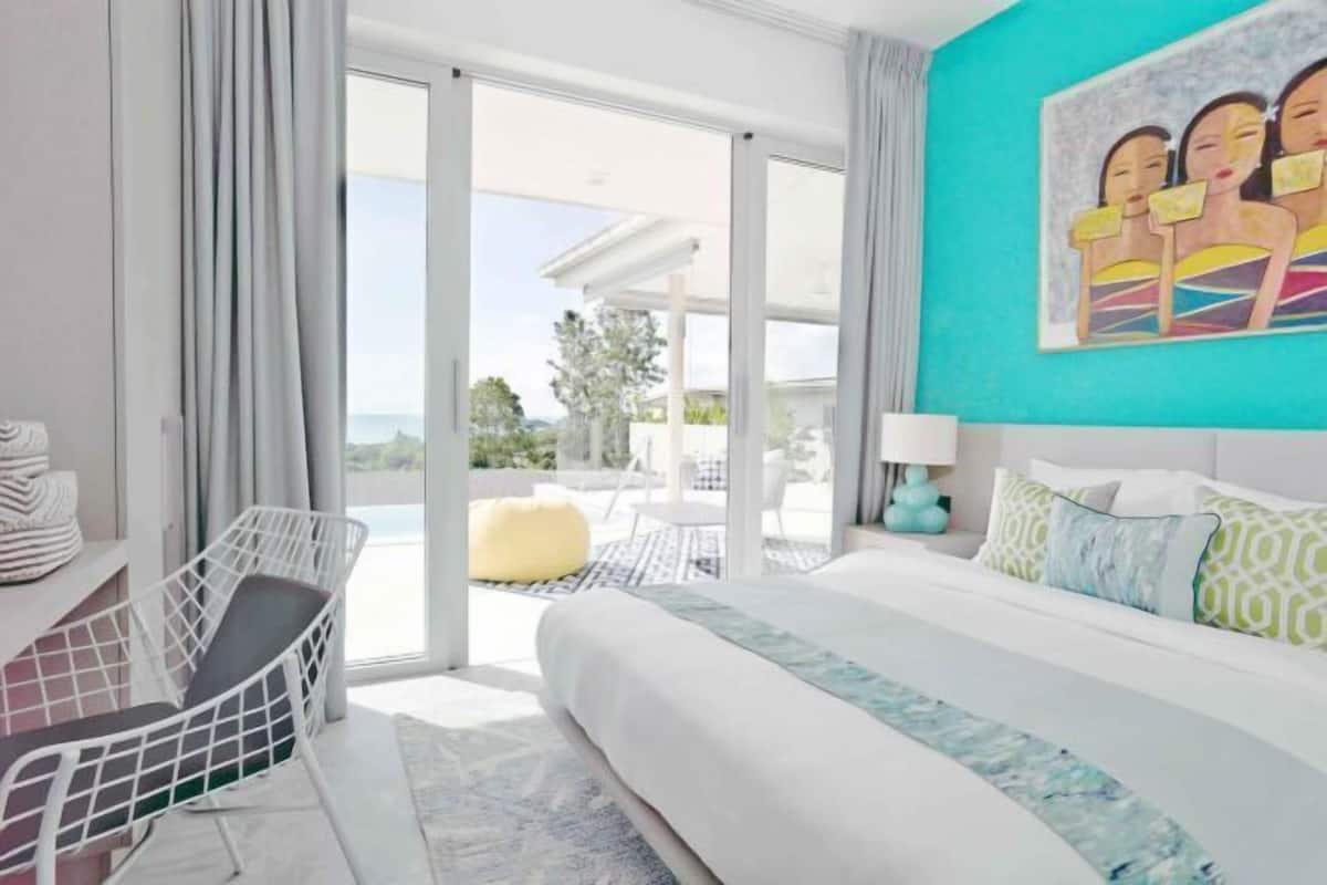 4 bedrooms, Egyptian cotton sheets, premium bedding, minibar