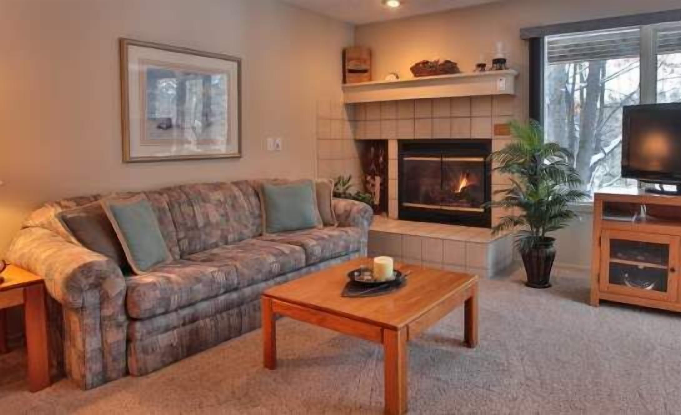 Comfy 2 Bedroom, 2 Bath Condo #110 @ Trout Creek, Kitchen, Fireplace-By Heated Pools, Hiking Trails.