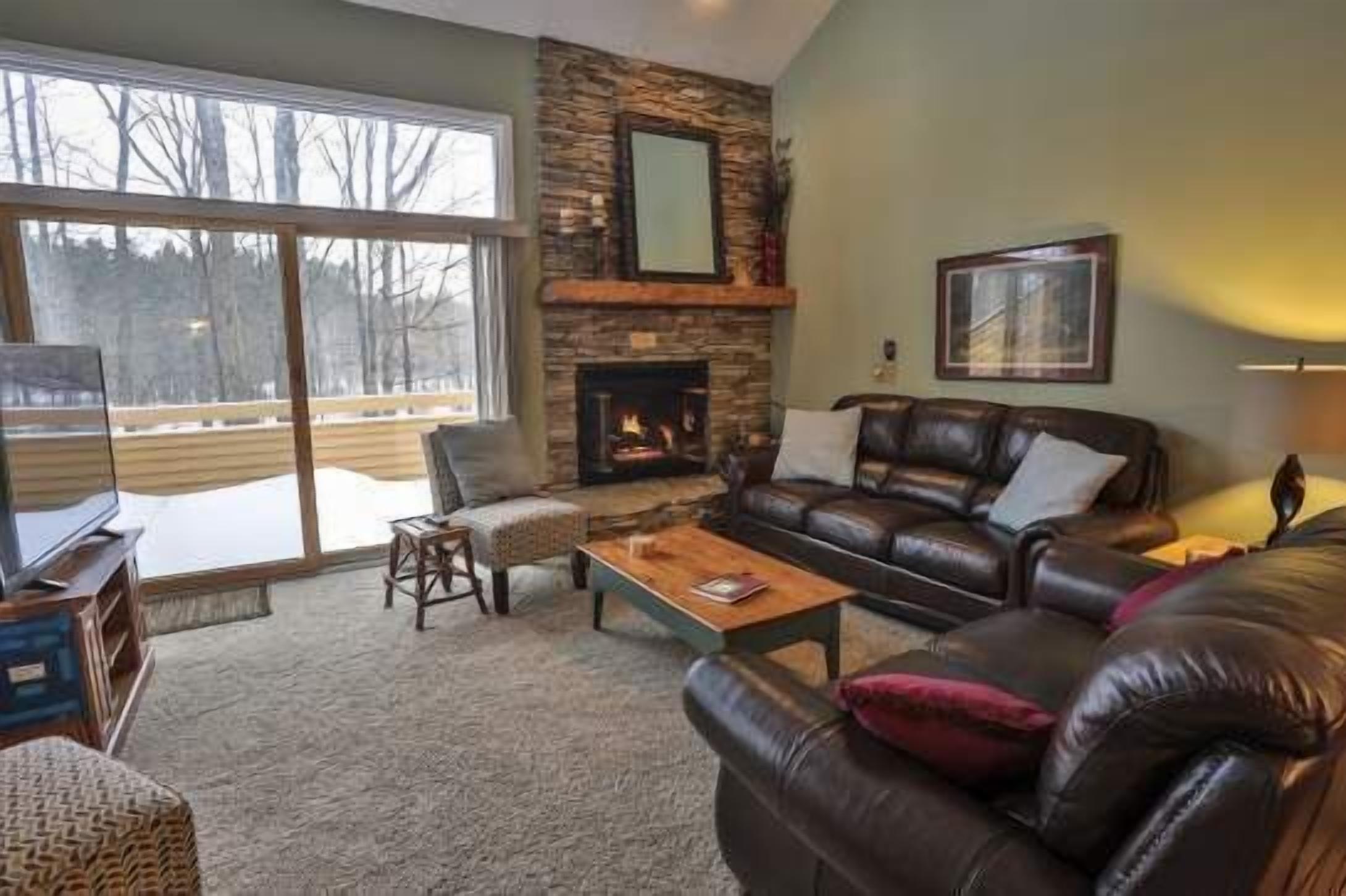 3 Bedroom Loft, 2 Bath Trout Creek Condo 129. By Outdoor Pool. 1 Mile to Nubs Nob. Close to Beaches