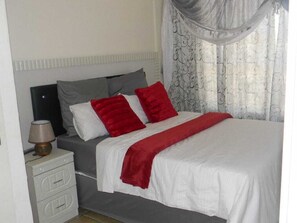 Big room 1 with own shower and mini kitchen | Free WiFi, bed sheets - M2T Guest House (Cape Town)