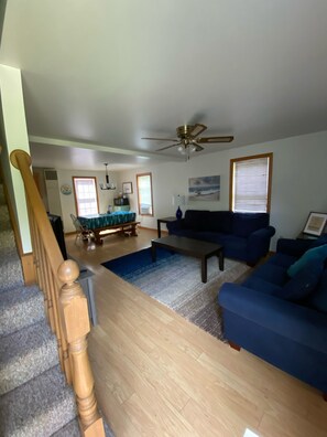 Smart TV, DVD player, toys, books - Perfect Family Escape! Walk to everything and relax. It’s all here for you  (York)