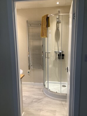 Combined shower/tub, hair dryer, towels, soap