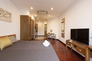 1 bedroom, desk, WiFi
