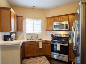 Jääkaappi, mikroaaltouuni, uuni, liesi