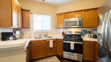 Køleskab, mikrobølgeovn, ovn, kogeplade