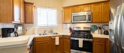 Refrigerador, microondas, horno, placa de cocina