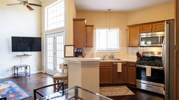 Køleskab, mikrobølgeovn, ovn, kogeplade