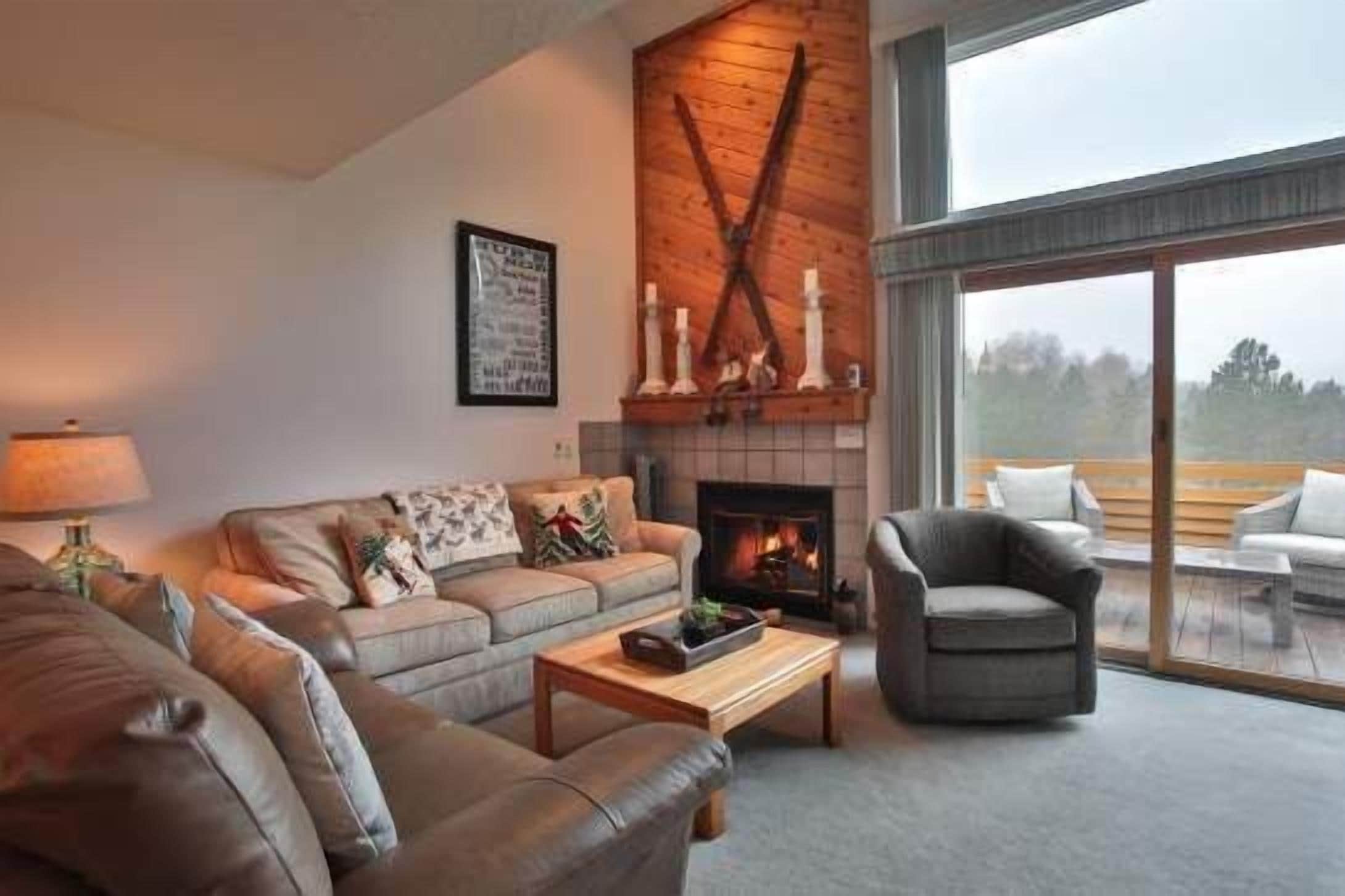 Lake Michigan, Nubs Nob, Boyne, Biking all Nearby. Trout Creek Condo #50 - 3 Bedroom Loft