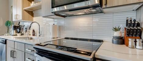 Refrigerador, microondas, horno y parrilla de estufa