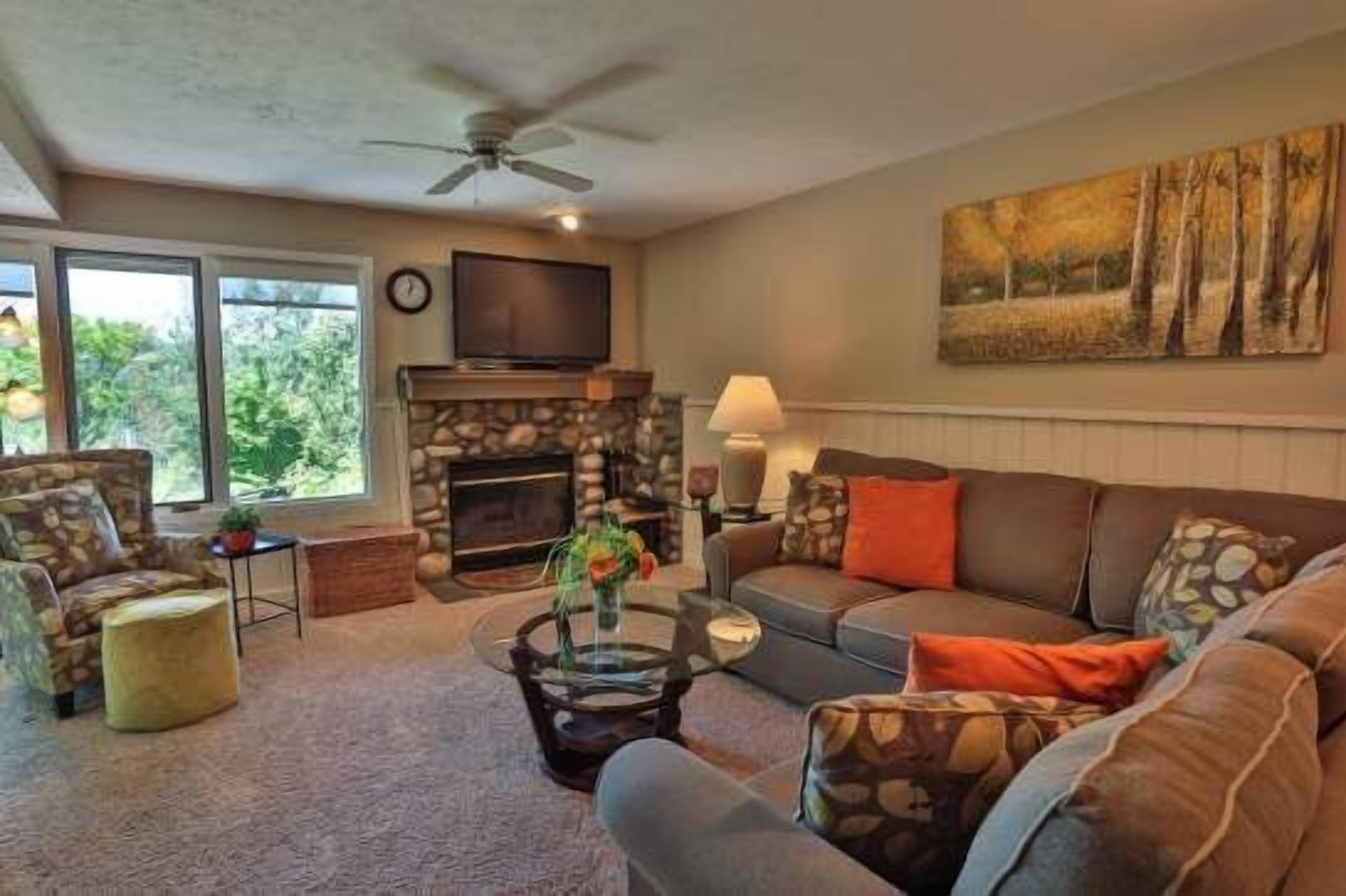 Beautiful 2 Bedroom 2 Bath Trout Creek Condo #68. Stone Fireplace, Kitchen. Close to Skiing and Golf