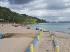 Platja a a prop, servei de connexió amb la platja i gandules de platja 