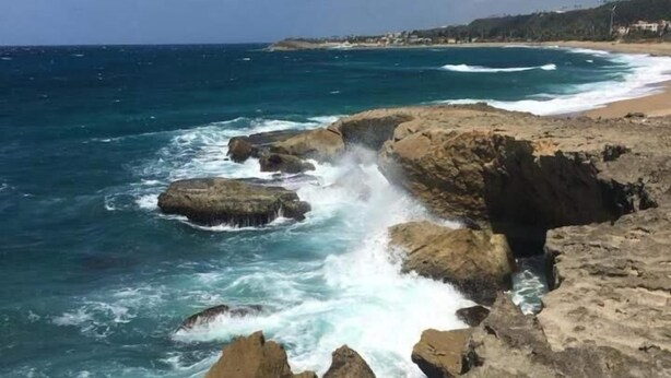 A rocky coastline with waves crashing against the rocks. - Medusas Hostel (Aguadilla)