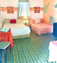 Una habitación con cama, una silla, una mesa y un escritorio.