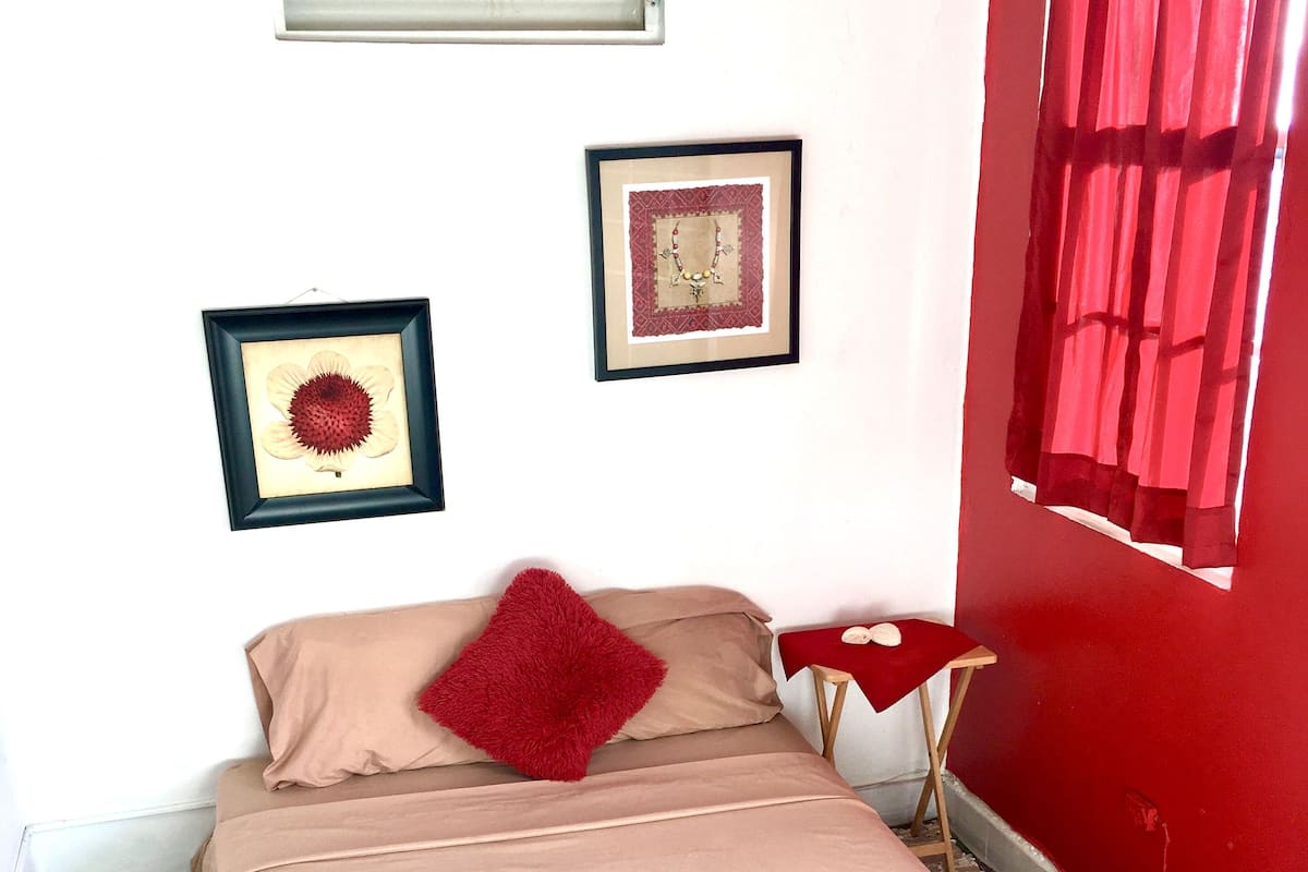Premium-rum - 1 queensize-säng | Gratis wi-fi, individuell inredning, unika möbler och sängkläder