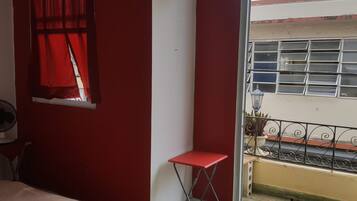 Decoración personalizada, muebles diferentes y wifi gratis