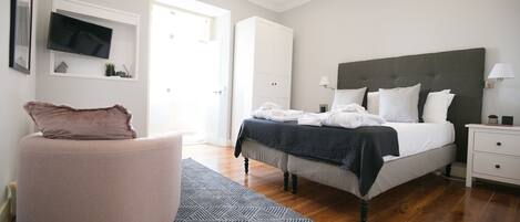 Suite (05) | Desk, laptop workspace, iron/ironing board, free WiFi