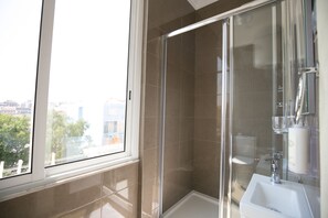 Suite (05) | Salle de bain | Articles de toilette (gratuits), séchoir à cheveux, peignoirs