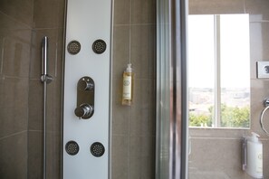 Suite (05) | Badezimmer | Kostenlose Toilettenartikel, Haartrockner, Bademäntel, Hausschuhe