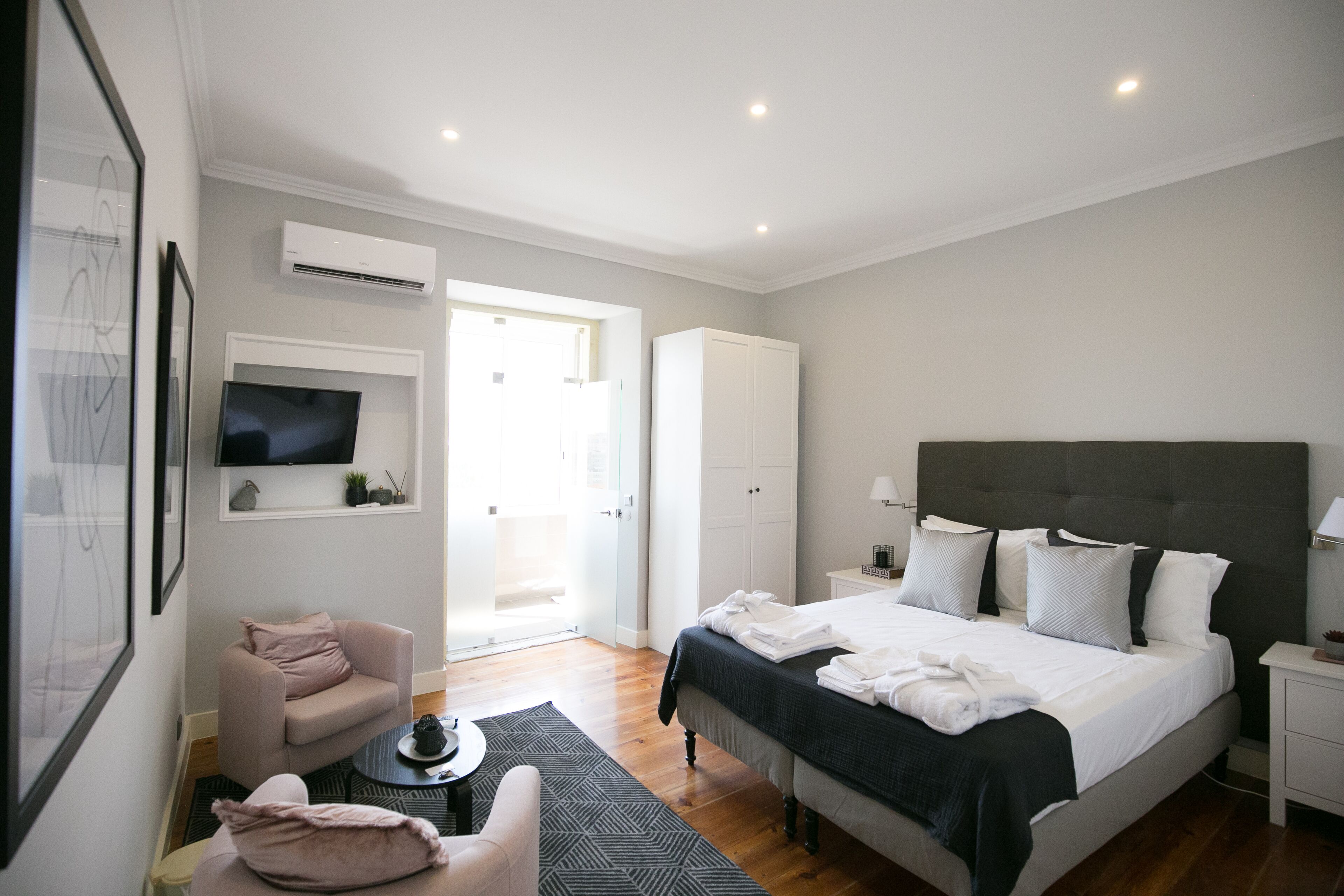 Suite (05) | Desk, laptop workspace, iron/ironing board, free WiFi