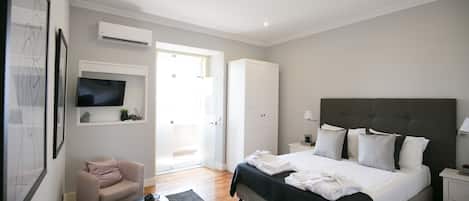 Suite (05) | Desk, laptop workspace, iron/ironing board, free WiFi