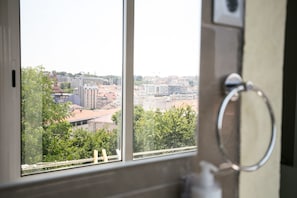 Suite (05) | Bathroom | Free toiletries, hair dryer, bathrobes, slippers - Bhuiyan Family Host (Lisbon)