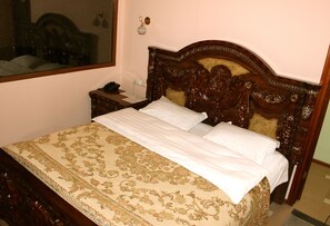 Habitación de lujo | Cortinas opacas, sistema de insonorización, wifi gratis y ropa de cama