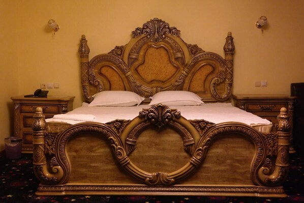 Cortinas opacas, sistema de insonorización, wifi gratis y ropa de cama