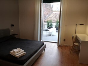 Premium-sengetøj, senge med madrasser af memory foam, skrivebord