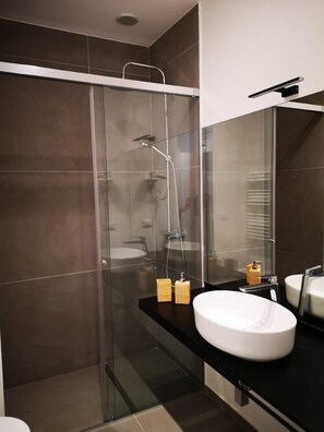 Douche, douche à « effet pluie », sèche-cheveux, peignoirs