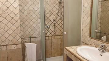 Douche cascade, séchoir à cheveux, bidet, serviettes fournies